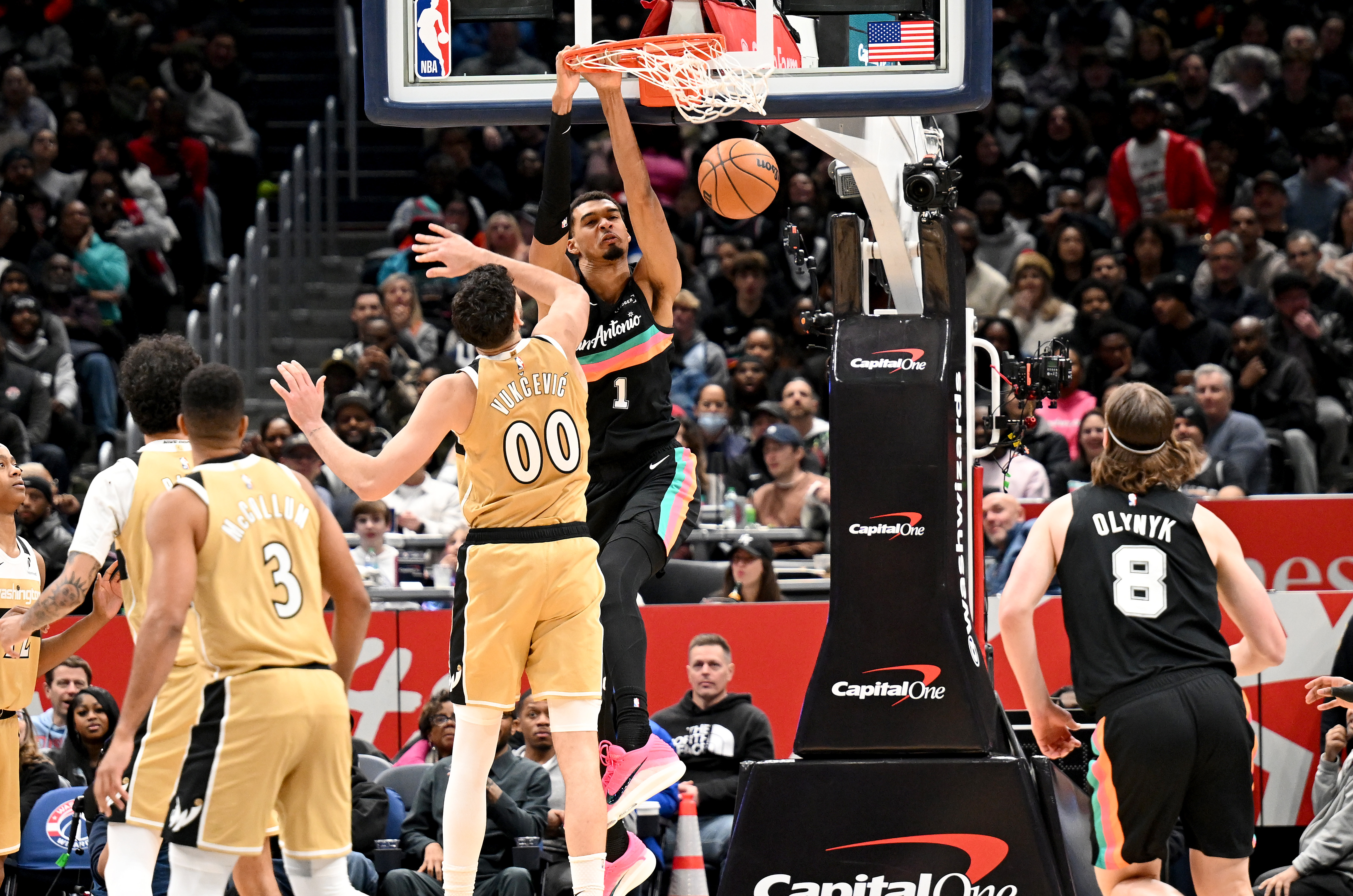À 21 ans, Wembanyama affole la NBA: record de 20 000 fans à Washington