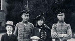 Rodzina książęca Hochberg von Pless. Od lewej, hrabia Aleksander, książę Jan Henryk XV, księżna Daisy,mały hrabia Bolko i dziedzic - książę Jan Henryk XVII