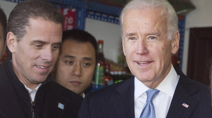 2020. december 9-én közreadott kép Joe Biden korábbi amerikai alelnökről (j) és fiáról, Hunter Bidenről (b) Pekingben 2013. december 5-én. / Fotó: MTI/AP pool /EPA/Andy Wong