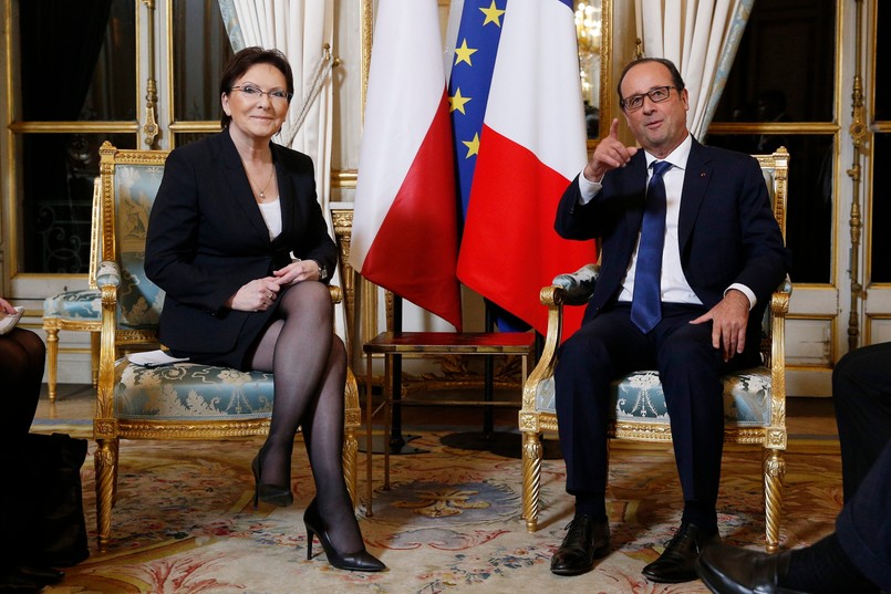 Zły jest też kostium. I to bez dwóch zdań. Marszczy się. I to wszędzie - zarówno kiedy mowa o żakiecie, jak i o spódnicy. A przecież strój powinien być idealnie dopasowany. Podobnie, jak odpowiednio dobrana powinna być długość spódnicy - w tym przypadku zbyt krótka, bo za dużo odsłania. Co więcej, kiedy Kopacz siedzi, długość stroju nie powinna się zmieniać. Choć zasada jest taka: jedna dłoń nad kolano lub jedna dłoń za kolano (w praktyce: jak kolana są brzydkie, to strój jest dłuższy), to trzeba też pamiętać, że w protokole dyplomatycznym istnieje zapis - zero seksu. Chodzi o to, by nikt nie miał skojarzeń: ta kobieta ma ładne /brzydkie nogi. Tych nóg w ogóle nie ma. A przynajmniej nie powinno być.