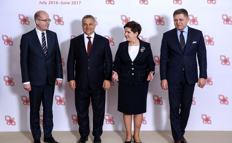 Premierzy państw Grupy Wyszehradzkiej Polski - Beata Szydło, Czech - Bohuslav Sobotka, Węgier - Viktor Orban i Słowacji - Robert Fico