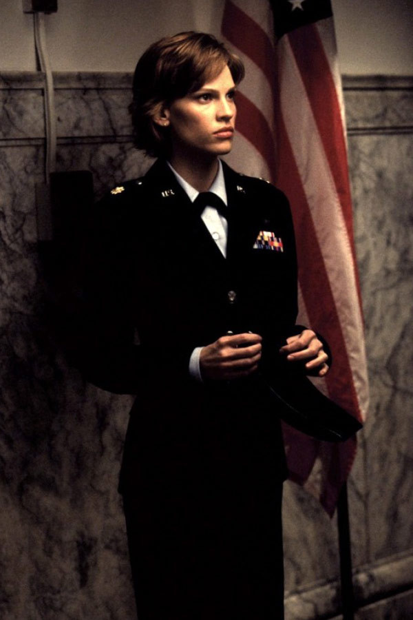 Hilary Swank jako Major Rebecca "Beck" Childs w filmie "Jądro Ziemi" (2003)