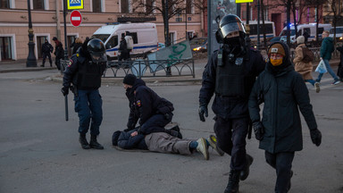 Matkę Kreml wsadził do więzienia, bo protestowała przeciwko wojnie. Jej syna sąd wysłał do domu dziecka — i tam jest on regularnie bity