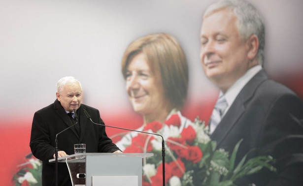 Prezes Prawa i Sprawiedliwości Jarosław Kaczyński podczas przemówienia przed Pałacem Prezydenckim w czasie wieczornych obchodów 12. rocznicy katastrofy smoleńskiej