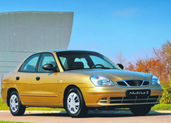 Daewoo – w latach 90 polska fabryka rozpoczęła współpracę z Daewoo. Pierwszym samochodem tej marki montowanym (w latach 1996 -2011) w Polsce był Daewoo Tico. W tym samym czasie na Żeraniu montowano też Daewoo Espero. W 2004 roku zmieniono nazwę firmy na Daewoo-FSO a rok później rozpoczęła się produkcja „Matizów” i „Lanosów”. Modele te były w całości składane w Polsce. Łącznie w FSO powstało około 500 tys. aut ze znaczkiem „Daewoo”. Na zdjęciu: Daewoo Nubira