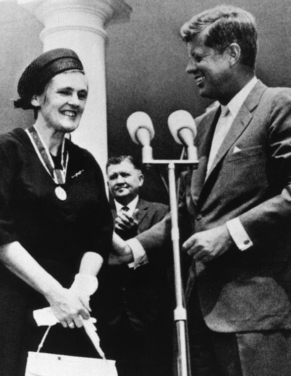 Frances O. Kelsey odbiera nagrodę od prezydenta USA