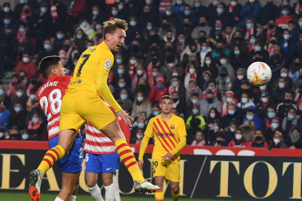 Piłkarz Granady Raul Torrente (L) i zawodnik FC Barcelony Luuk de Jong (2L)