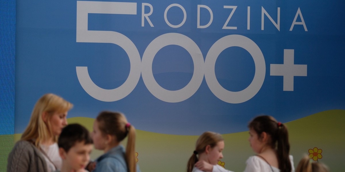 W ramach programu "Rodzina 500 plus" przysługuje świadczenie wychowawcze w kwocie 500 zł miesięcznie na drugie i kolejne dziecko, bez dodatkowych warunków