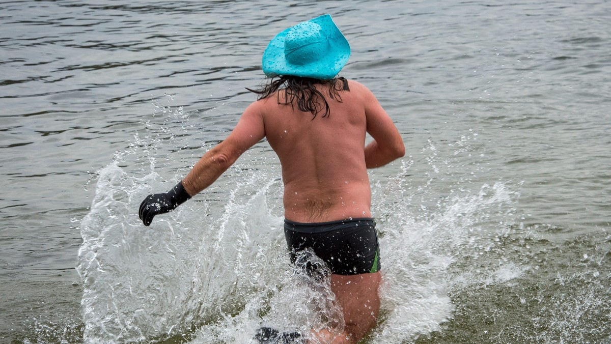 Pierwsza w tym roku zimna kąpiel odbyła się w jeziorze Jezuickim w Pieckach koło Bydgoszczy. Woda miała 8 stopni. Dla porównania ta najzimniejsza w kranie ma około 12.