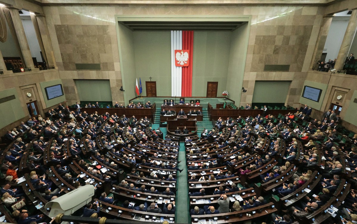 Kto zyskał, a kto stracił? Nowe badanie poparcia dla partii politycznych [SONDAŻ]