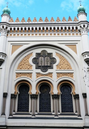 6. miejsce: Synagoga Hiszpańska w Pradze – zbudowana w 1868 roku, na praskim Josefovie na miejscu Starej Synagogi, w pobliżu kościoła św. Ducha. Została wybudowana w stylu hiszpańsko-mauretańskim według projektu Vojtecha Ignace Ullmanna oraz Josefa Niklase, których projektując budynek synagogi inspirowała Alhambra. W oknach znajdują się wspaniałe barwne witraże projektu A. Bauma i B. Münzbergera którzy ukończyli je w 1893 roku.