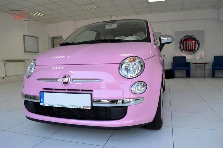 Grażyna Szapołowska sprawiła sobie różowego fiata 500