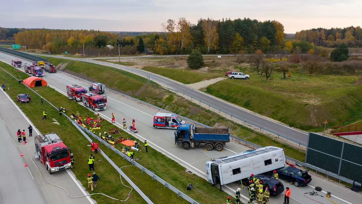 Ćwiczenia służb ratowniczych na autostradzie