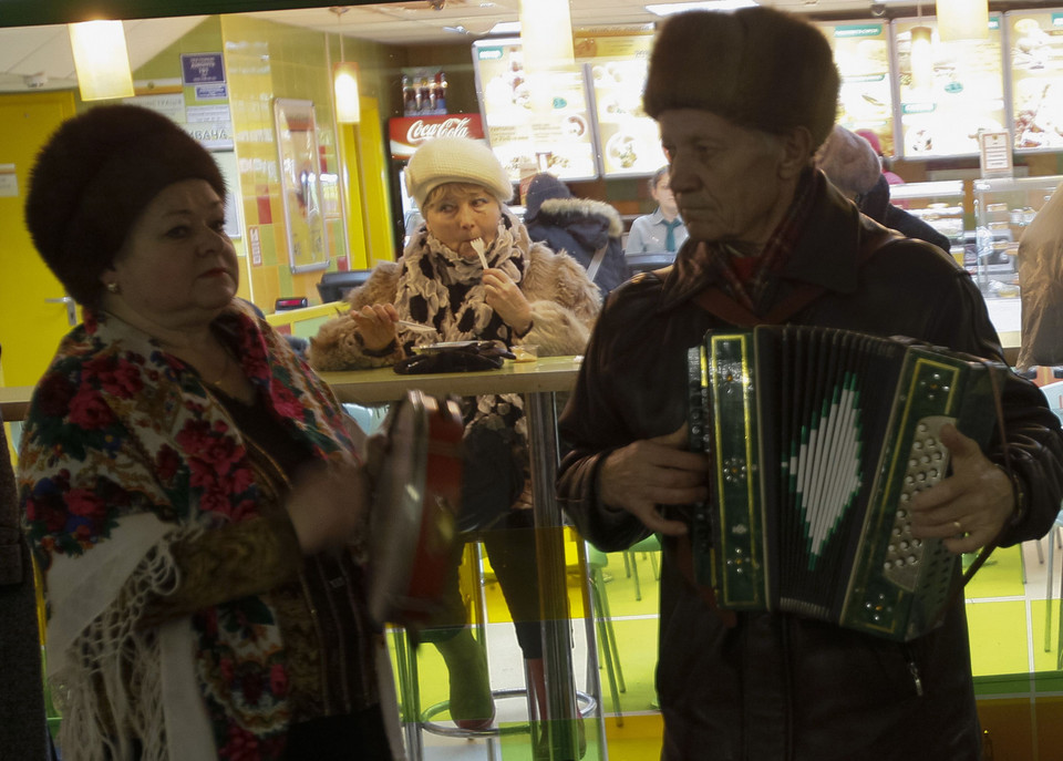 Ukraińscy seniorzy tańczą w metrze