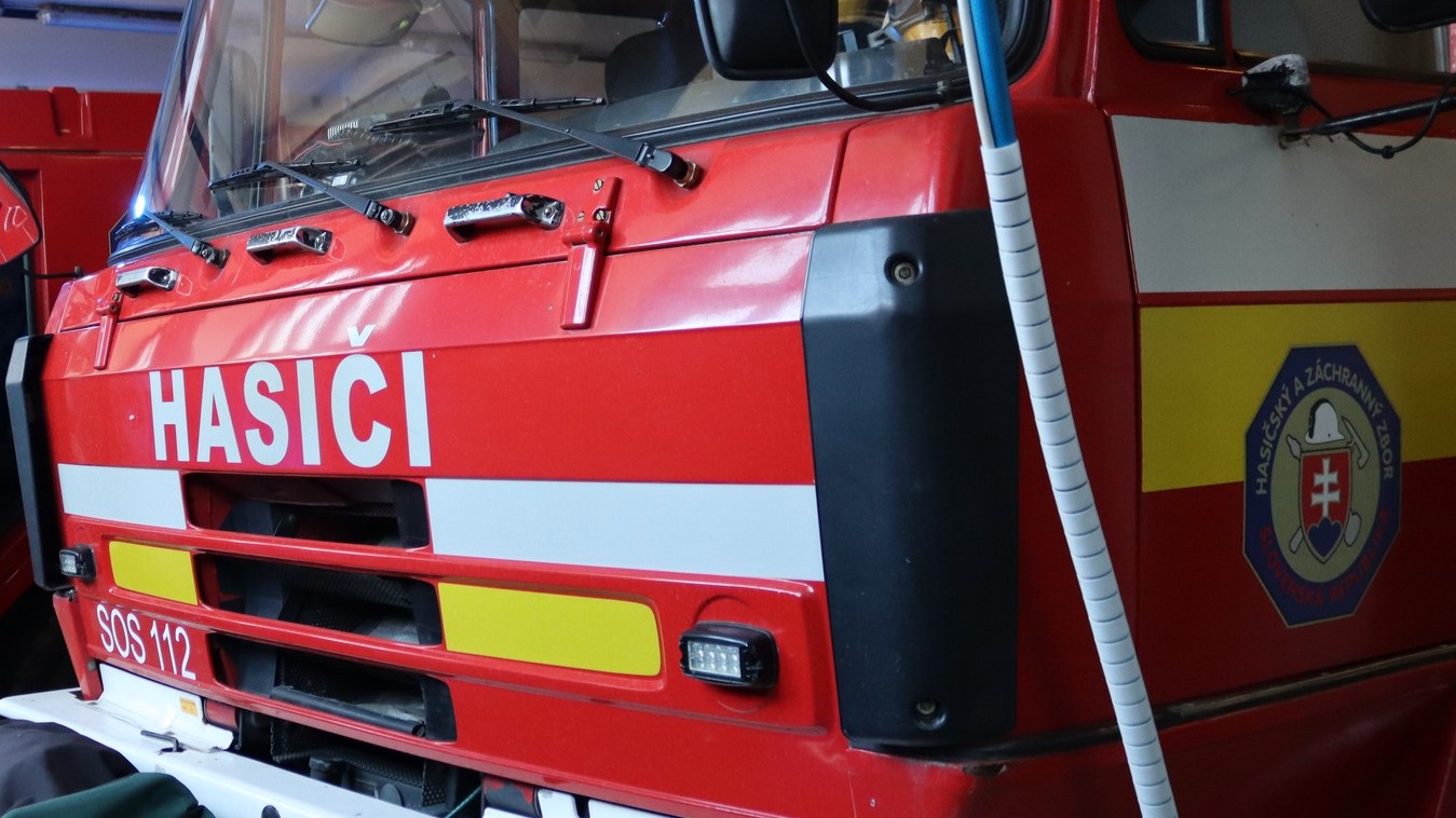  Na mieste zasahuje deväť hasičov s tromi kusmi techniky. (ilustračné foto). 