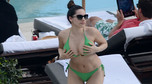 Kelly Brook w bikini. Wygląda na znudzoną