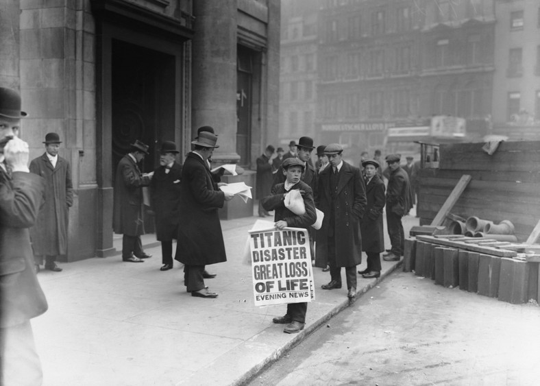 Chłopiec sprzedaje gazety z informacjami o zatonięciu Titanika dzień po katastrofie