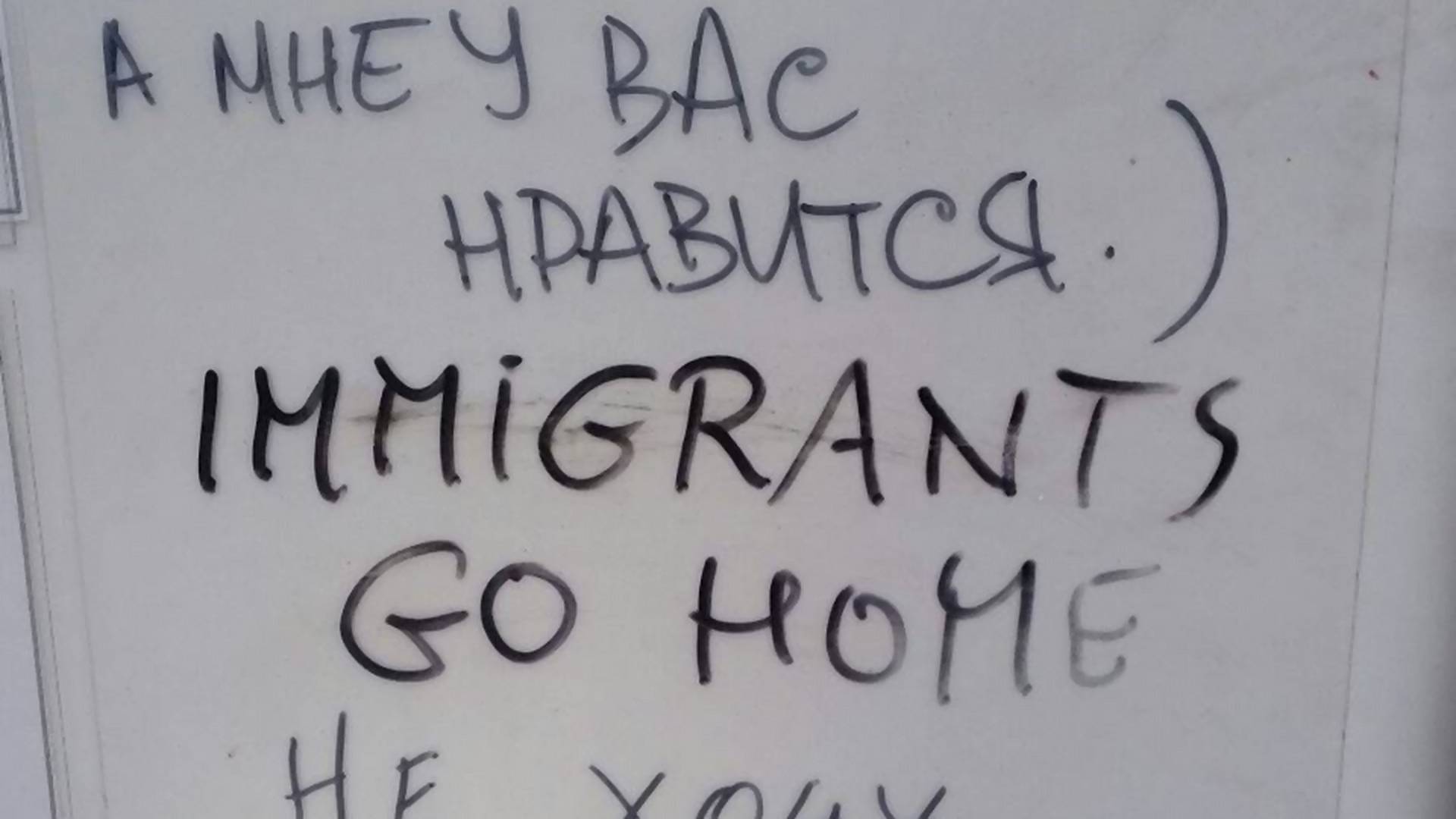 Ukrainiec vs. przeciwnik imigracji. Śmieszny dialog na przystanku w Warszawie