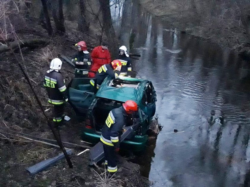 Auto wpadło do wody, w środku były cztery osoby