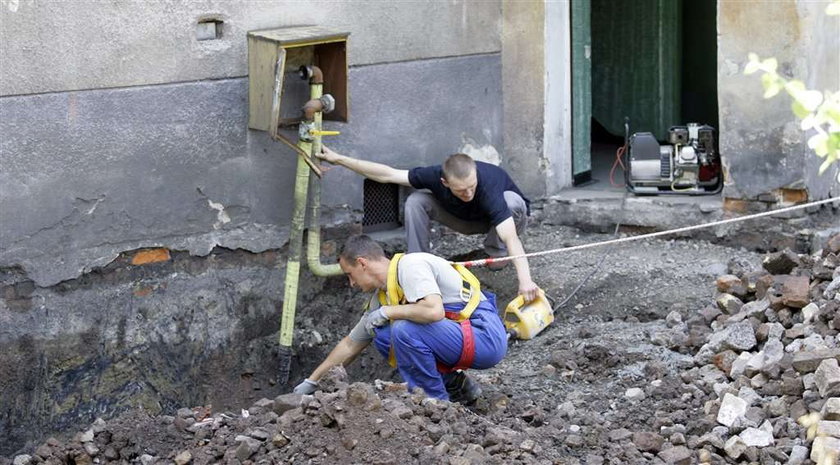 Zapadła się ziemia przed blokiem