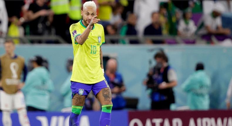 Neymar célèbre son but pendant le match entre la Croatie et le Brésil au stade Education City. Photo par David S. Bustamante. Source : Getty Images.