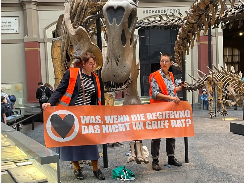 berlin klimatski aktivisti protest dinosaurus muzej
