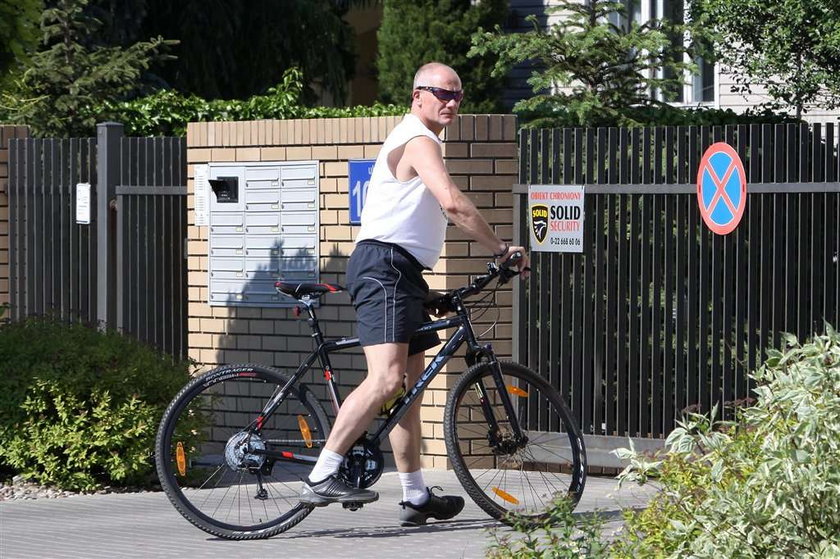 Polski aktor nie boi się udaru. Pedałuje nawet w skwar