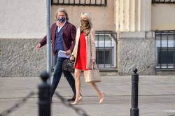 Jakimowicz łapie Ogórek za sukienkę. "Tu jest widz Jarosławie" [WIDEO]