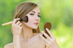 "Drobiazgi", dzięki którym makijaż cały dzień będzie wyglądał nienagannie
