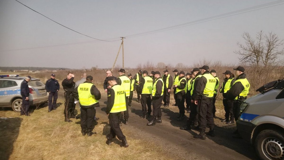 Obaj mężczyźni, którzy uciekli w sobotę z aresztu śledczego w Stawiszynie na Mazowszu, są już w rękach policji. Pierwszego zatrzymano wczoraj po południu w mieszkaniu jego znajomego. Drugi wpadł dziś rano, gdy szedł ulicą w Warce. Za tzw. samouwolnienie grozi im do dwóch lat więzienia.