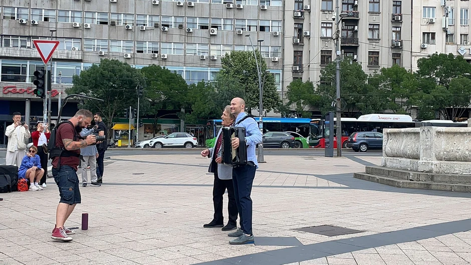 Aca Sofronijević svira na ulici