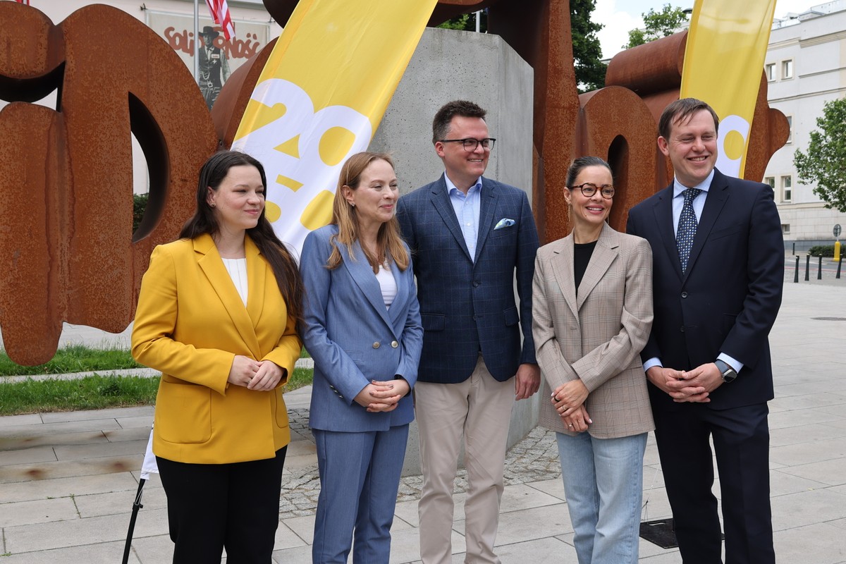 Warszawa, 20.06.2025. Przewodniczący partii Polska 2050, marszałek Sejmu Szymon Hołownia (C), minister funduszy i polityki regionalnej Katarzyna Pełczyńska-Nałęcz (2L) oraz posłanka ugrupowania Aleksandra Leo (2P), podsekretarz stanu w Ministerstwie Rodziny, Pracy i Polityki Społecznej Katarzyna Nowakowska (L) oraz wiceminister rozwoju i technologii Michał Baranowski (P) podczas konferencji prasowej przed Pomnikiem Solidarności w Warszawie, 20 bm. Temat spotkania: "Pierwsza konferencja Polski 2050 o odnowie koalicji i priorytetach programowych partii w rządzie K15X". (jm) PAP/Albert Zawada