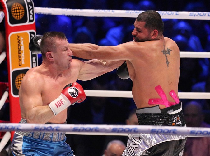 Tomasz Adamek (L) i Amerykanin Eric Molina (P) podczas walki w wadze ciężkiej o pas IBF Inter-Continental, w trakcie gali bokserskiej Polsat Boxing Night