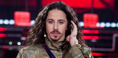 Michał Szpak w samych majtkach wygina się na fortepianie. Co za kocie ruchy!