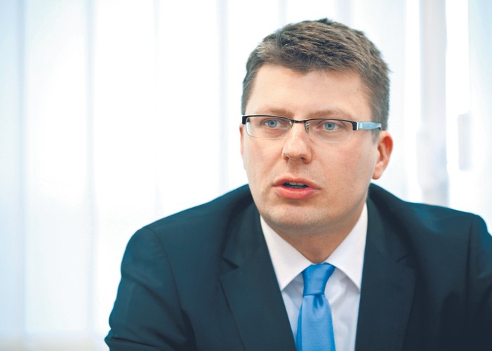 <strong>10. Marcin Warchoł</strong>
<br></br>
sprawuje niemal wszystkie funkcje
<br></br>
Wyliczenie wszystkich stanowisk Warchoła niebawem będzie wymagało dodrukowania kilku stron gazety. Jest posłem. Jest sekretarzem stanu w Ministerstwie Sprawiedliwości. Jest pełnomocnikiem rządu ds. praw człowieka. Jest członkiem Komisji Weneckiej. Jest wreszcie doktorem habilitowanym i adiunktem na Wydziale Prawa i Administracji UW. Zarazem można odnieść wrażenie, że jest wszędzie. Broni w Sejmie rozwiązań przygotowanych przez Prawo i Sprawiedliwość. Przemawia na konferencjach prasowych wraz ze Zbigniewem Ziobrą (mówi się, że większość projektów legislacyjnych MS „wisi” na Warchole, który jako jeden z nielicznych członków kierownictwa resortu rozumie język prawny). Ba, nawet uniemożliwia eksmisję staruszków na Podkarpaciu.
<br></br>
Wiele osób atakuje Warchoła za prezentowane przez niego poglądy, które można by najkrócej ująć tak: czym więcej kar, tym bezpieczniejsza Polska. Trzeba jednak uczciwie przyznać, że wiceminister sprawiedliwości z wielką gracją przekonuje do swego zdania. I choć często trudno się z nim zgodzić, to należy go doceniać za ogromną wiedzę, prawniczy kunszt i to, że nie obawia się polemik nawet ze swoimi najzagorzalszymi przeciwnikami. 
<br></br>
PSŁ