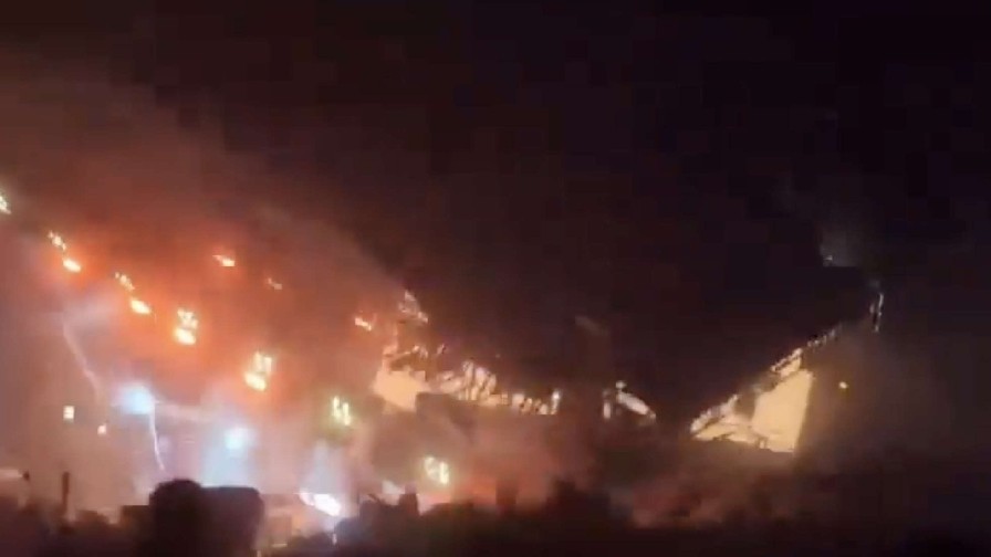 Összeomlott a színpad a kampányrendezvényen, négyen meghaltak, tizenöten megsérültek: sokkoló videók készültek