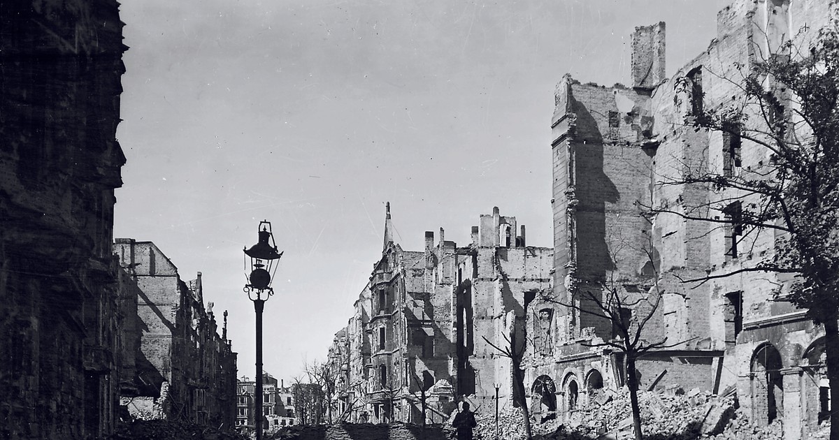 "Sowieci nas powiesili. Mamę, siostry i mnie" - mówi chłopiec. Edith idzie na strych zobaczyć, jak wiszą sąsiedzi