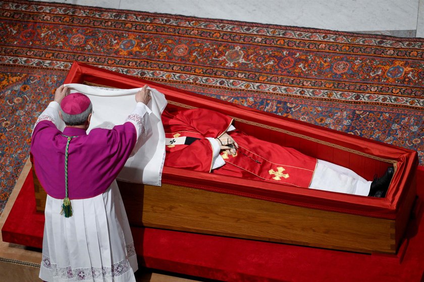 Closing the casket with the pope’s body. It also took place differently than usual