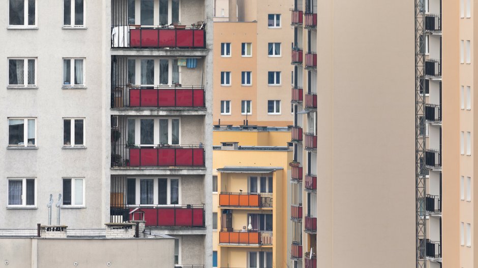 Sąsiadka regularnie donosi na mnie do spółdzielni. Przeszkadza jej nawet to, jak chodzę [LIST]