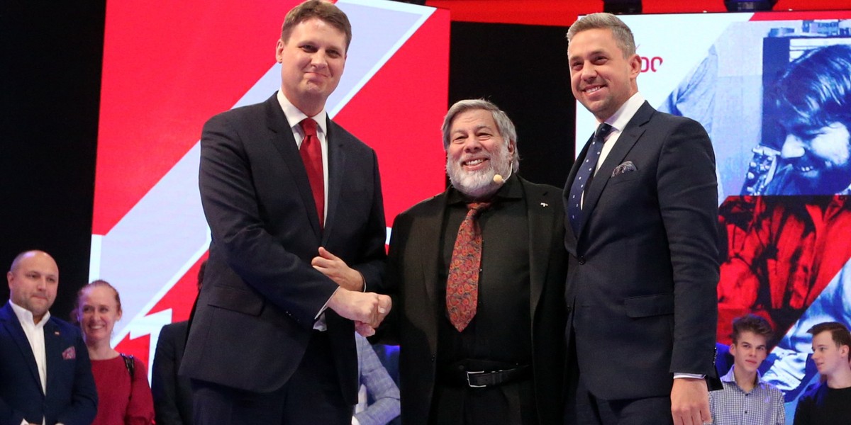 Steve Wozniak przyjechał do Polski na zaproszenie Polskiej Fundacji Narodowej, która realizuje projekt "100X100", mający promować Polskę za granicą. Na zdjęciu z prezesem fundacji Filipem Rdesińskim (z lewej) i członkiem zarządu Robertem Lubańskim 