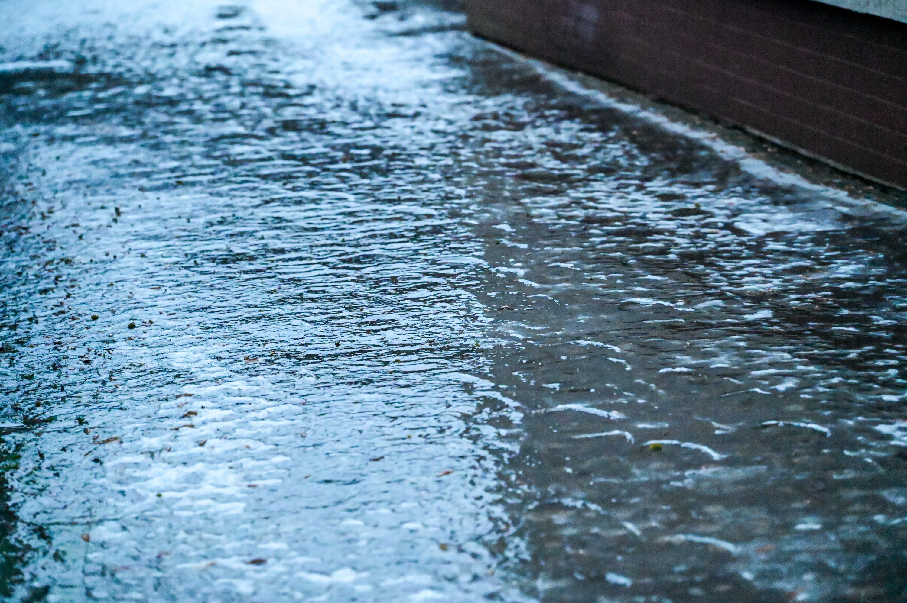 IMGW ostrzega wiele województw: niebezpieczna gołoledź i marznący deszcz do niedzielnego wieczoru