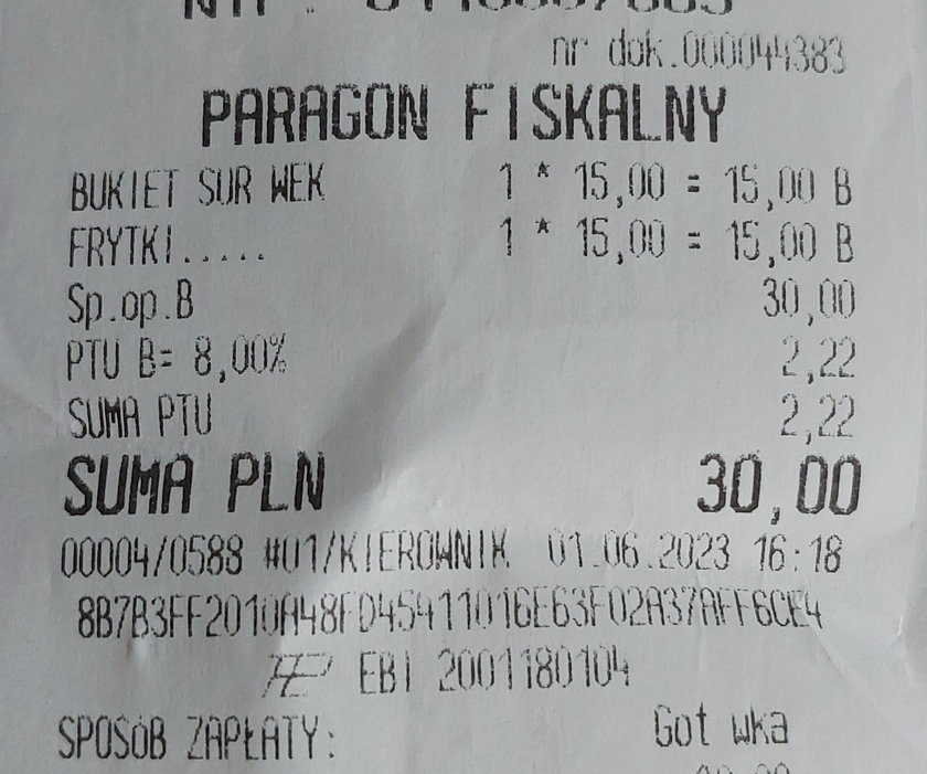 Nasi czytelnicy otrzymali dwa rachunki. Osobny za rybę, osobny za frytki i surówkę. Płacili kartą, więc kelnerka przyniosła dwa terminale...