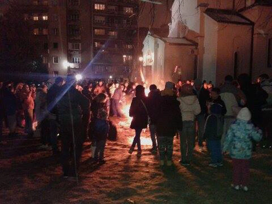 Paljenje badnjaka ispred Hrama svetog save