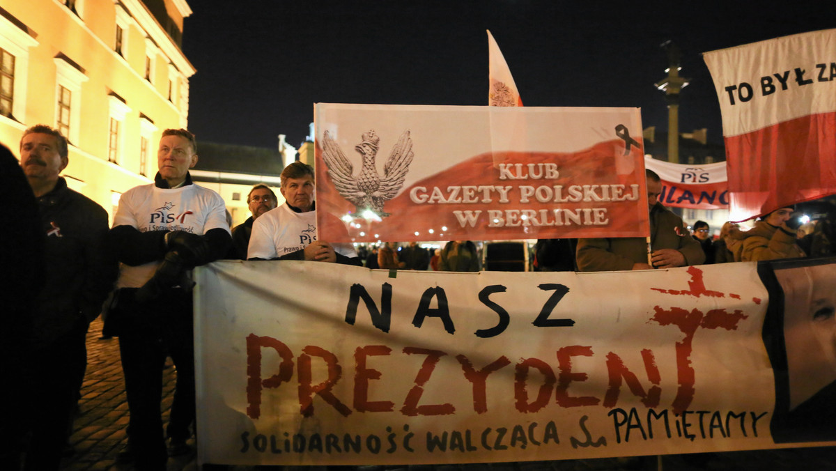 Spod Archikatedry Warszawskiej pod Pałac Prezydencki przeszedł w niedzielę wieczorem marsz pamięci, który jest elementem organizowanych przez PiS obchodów 95. rocznicy odzyskania przez Polskę niepodległości.