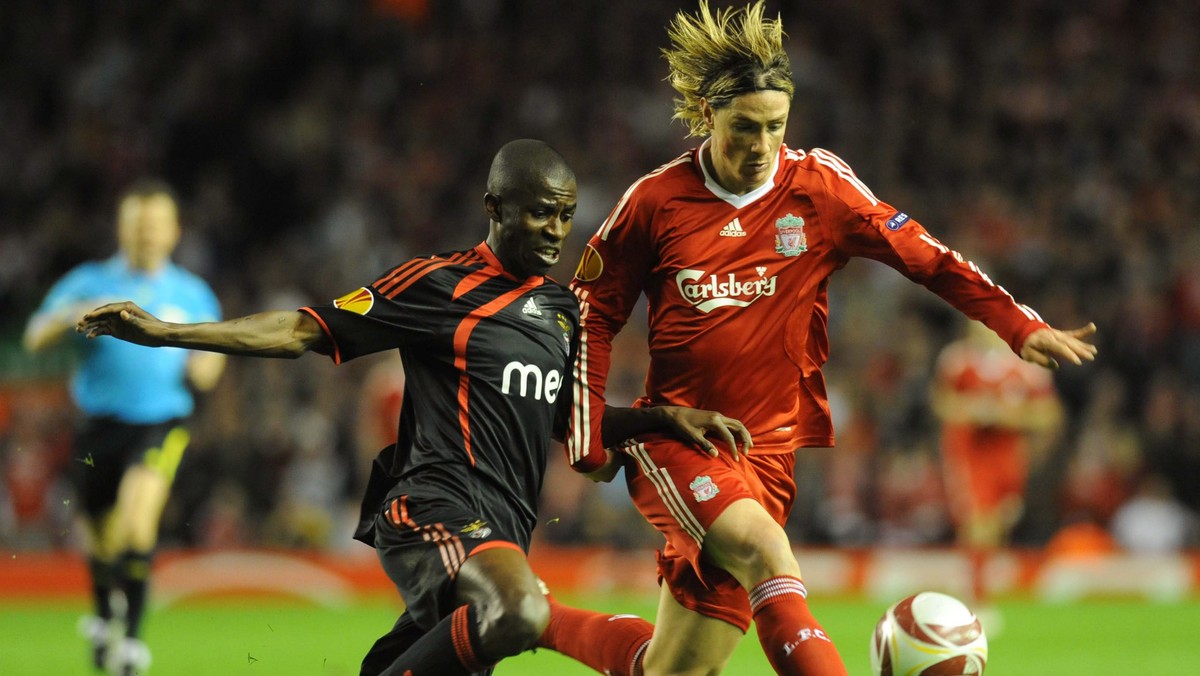 Liverpool FC pokonał na Anfield Road 4:1 (2:0) Benfikę Lizbona w rewanżowym ćwierćfinale Ligi Europy. Ponieważ pierwszy mecz zakończył się zwycięstwem Benfiki 2:1 do półfinału awansowała drużyna The Reds. O walce wielki finał zespół Rafaela Beniteza zmierzy się z Atletico Madryt.