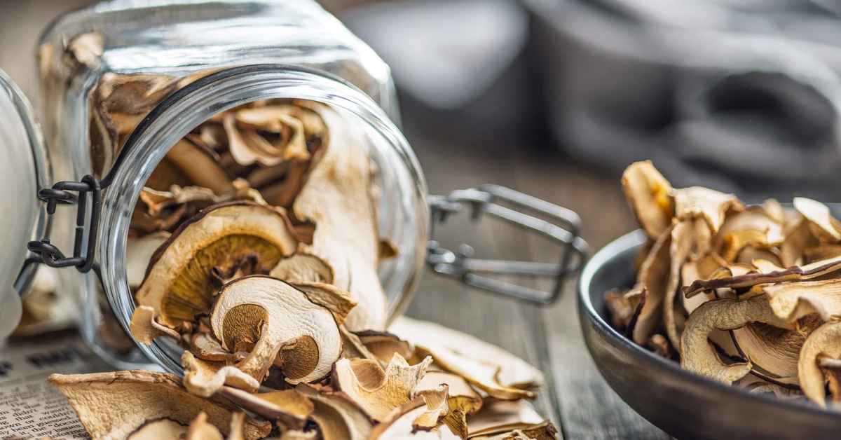 Sprytny sposób na suszone grzyby. Wrzuć saszetkę a nie spleśnieją
