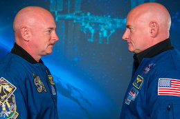 Jeden z tych bliźniaków spędził rok poza Ziemią. NASA już wie, co kosmos robi z człowiekiem