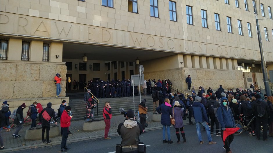 Protest przed budynkiem sądu