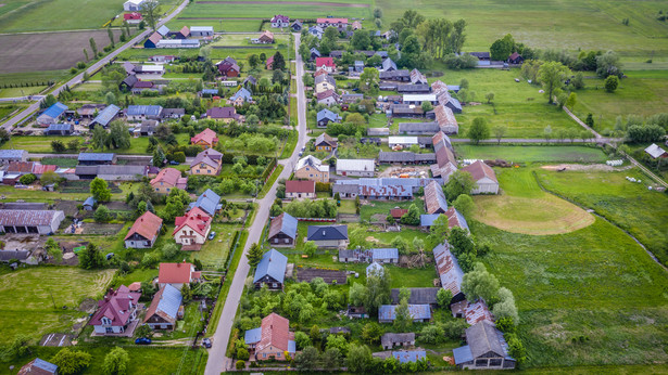 Widok z drona na wieś w województwie mazowieckim