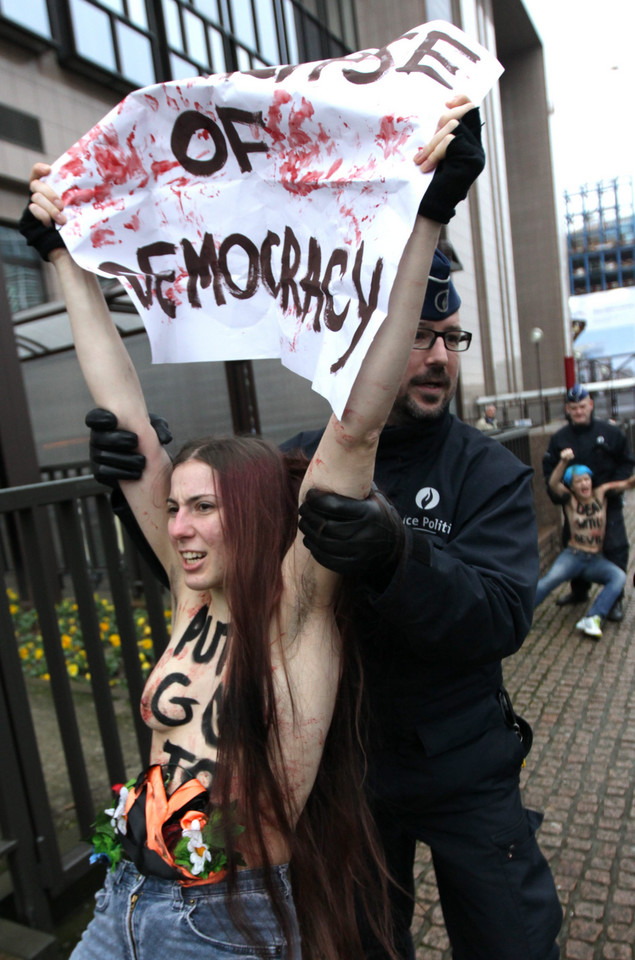 Roznegliżowany Femen protestuje mimo mrozu